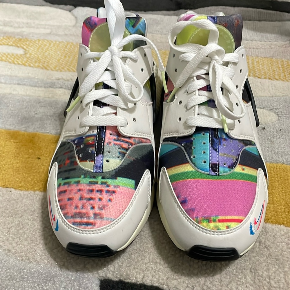 Women’s size 9 Nike Air Huarache Pixel